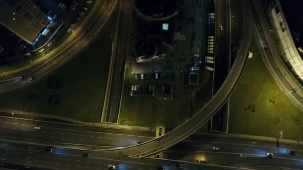 Uma junção de viaduto moderna em uma megapolis grande — Vídeo de Stock