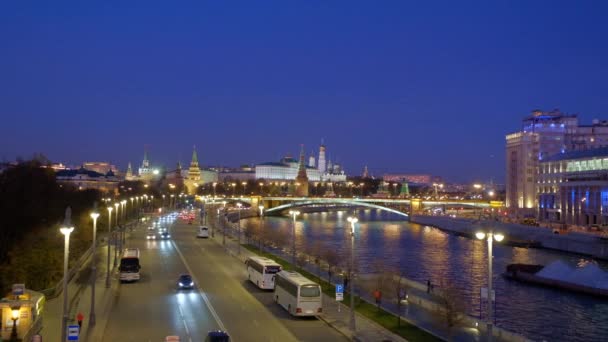 View of the Prechisten Embankment, the Great Stone Bridge and the Kremlin — стоковое видео
