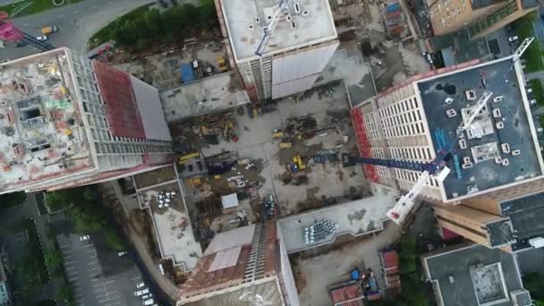 Flyover o complexo de edifícios em construção — Vídeo de Stock