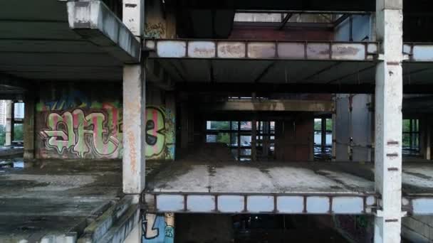 Estacionamiento sin terminar. Edificio abandonado en la ciudad — Vídeos de Stock