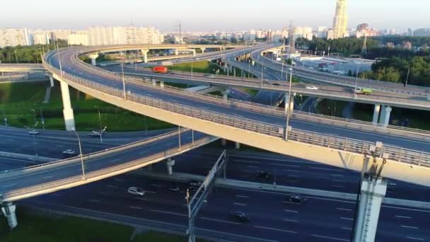 Uma junção de viaduto moderna em uma megapolis grande — Vídeo de Stock