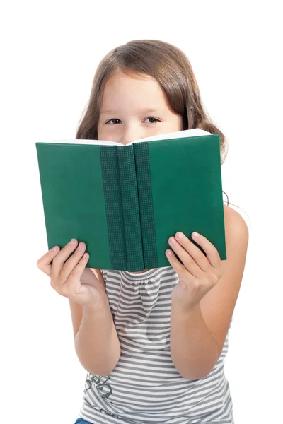 Чтение девушки крупным планом — стоковое фото
