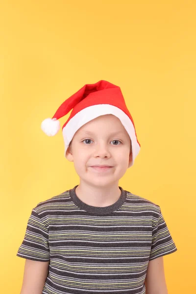 Junge mit Weihnachtsmann-Mütze Stockbild
