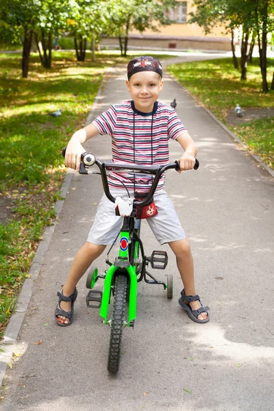 Boy ridning cykel — Stockfoto