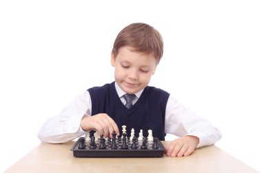 satranç oynayan bir boy