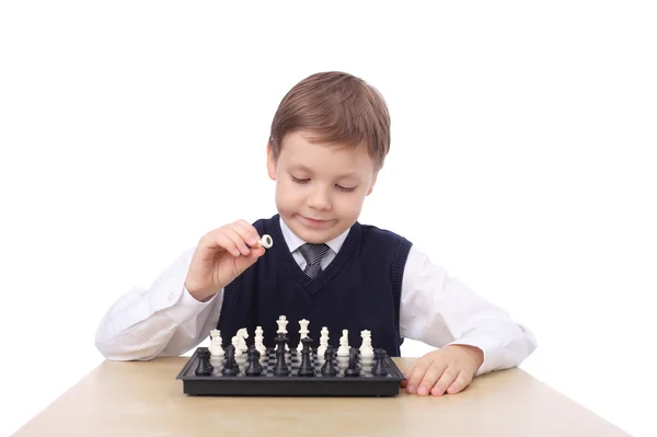 Мальчик играет в шахматы — стоковое фото