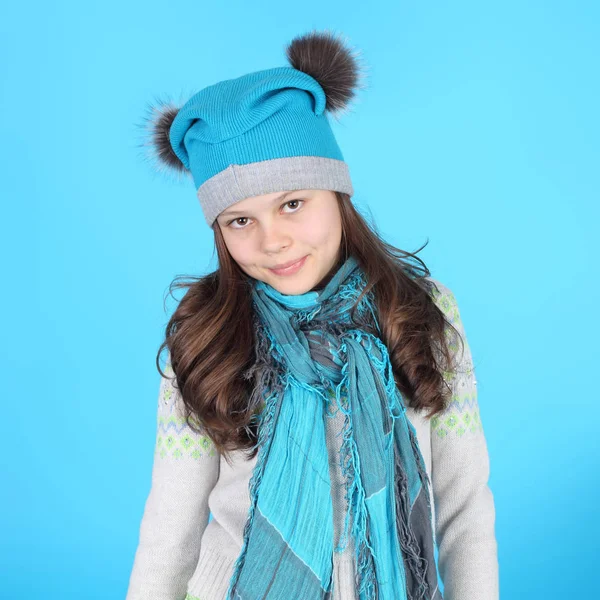 Menina de boné azul e cachecol — Fotografia de Stock