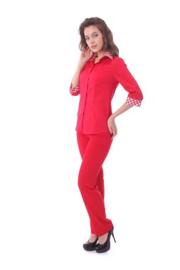 Kırmızı gömlek ve pantolon giyen güzel genç bir kadın.