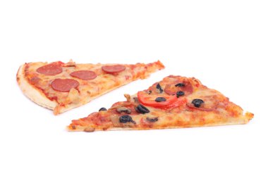 dilim pizza üzerinde beyaz izole