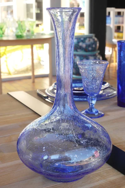 Blauwe glazen vaas — Stockfoto