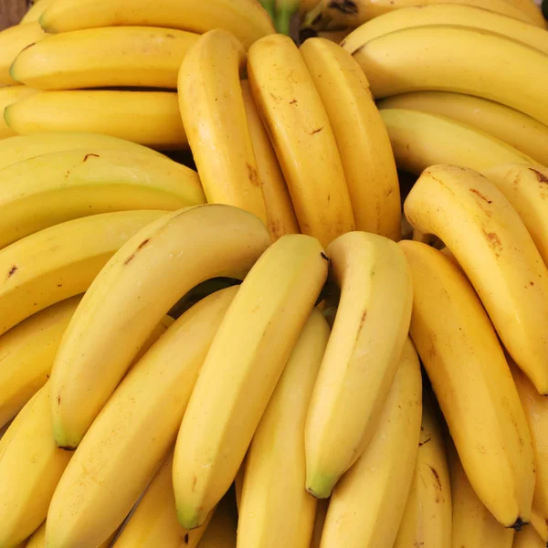 Plátanos amarillos brillantes —  Fotos de Stock