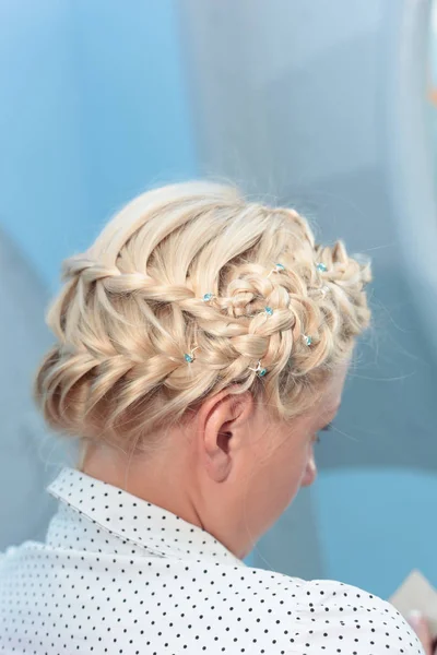 Belo vestido de cabelo loiro — Fotografia de Stock