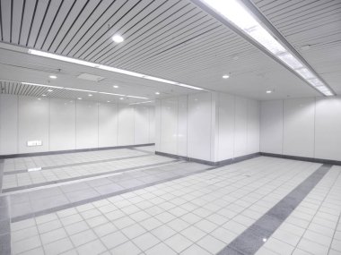 Yer altında boş alan ve yürüyüş yolu