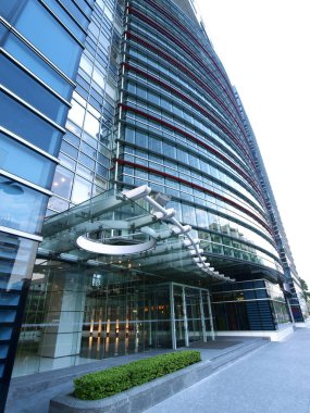 Modern binada şeffaf kapı