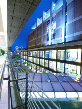 Gecenin modern binası.