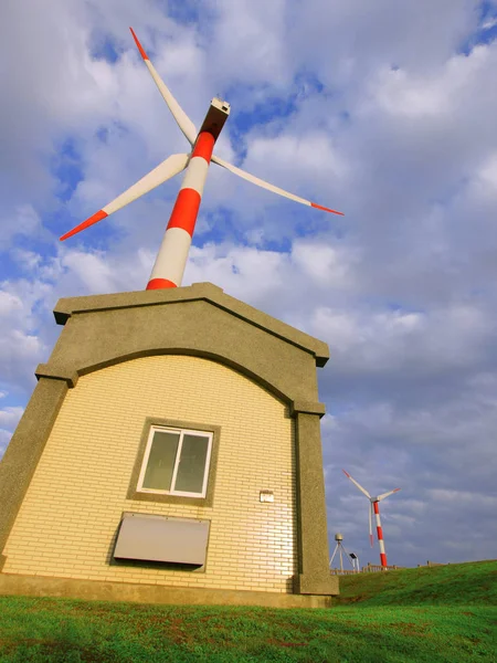 風力発電機と空 — ストック写真