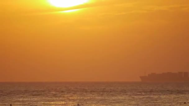 Zonsondergang Vrachtschip Zee — Stockvideo