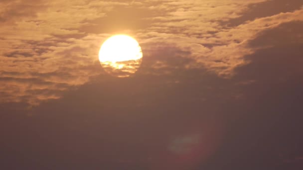 大きなオレンジ色の夕日と雲 — ストック動画