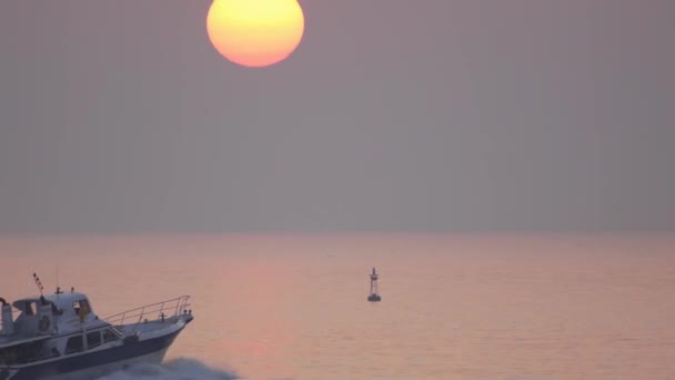 Pôr Sol Barco Navegam Oceano — Vídeo de Stock