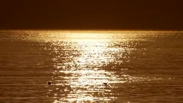 Az óceán visszaveri a napfényt naplementekor.