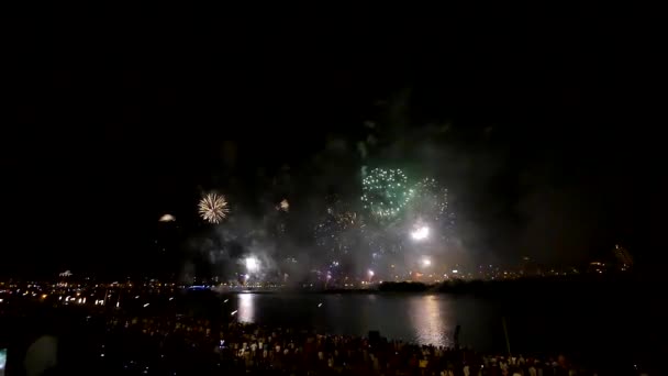 Tűzijáték Folyón Városban — Stock videók