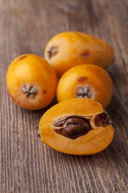 koyu renkli ahşap üzerinde ham medlars 