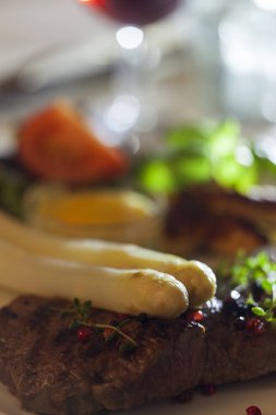 Izgara biftekte beyaz kuşkonmaz. 