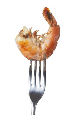 Beyaz bir çatalı üzerinde ızgara karides 