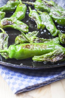 Demir bir tavada Pimientos de Padron 