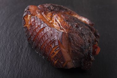 Bavyera usulü kızarmış domuz eti. 