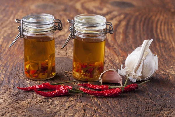 橄榄油配大蒜 辣椒和迷迭香 — 图库照片