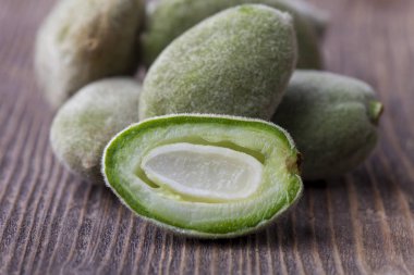 koyu renkli ahşap üzerinde yeşil badem 