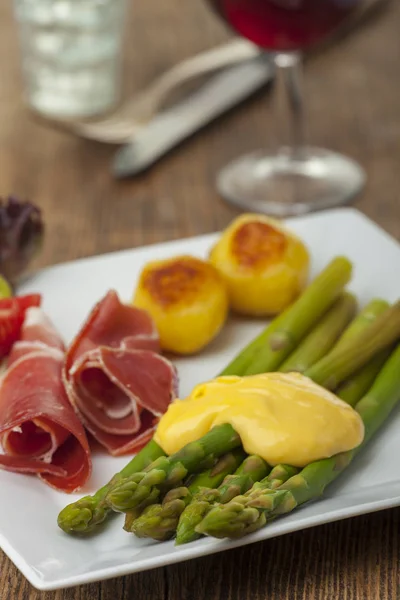 Groene Asperges Met Saus Hollandaise Een Bord — Stockfoto