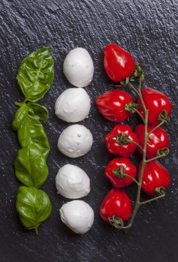 Siyah tahta üzerine insalada caprese içeriği 