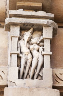 khajuraho Hindistan'da taş oymalar 