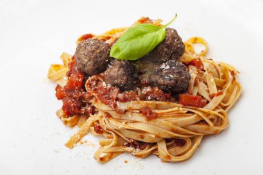 Domates soslu spagetti ve köfte. 