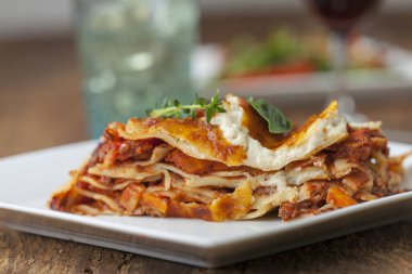 Bir porsiyon lazanyaya yakın çekim 