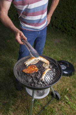 bir sosis Barbekü tutan adam 