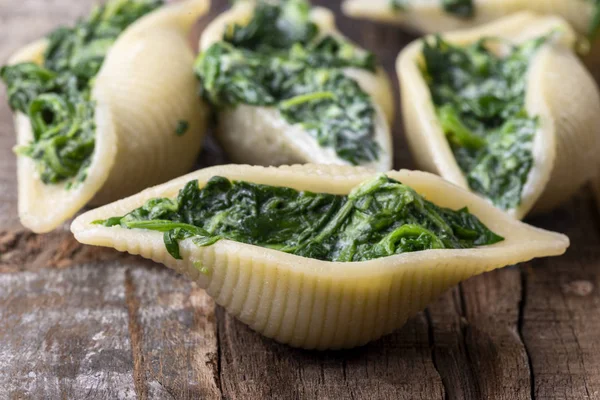 Macarrão Conchiglino Italiano Cheio Espinafre — Fotografia de Stock