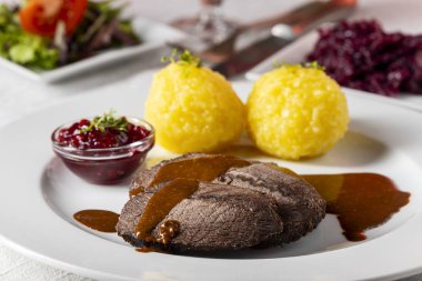 Hamur köfteli bir Alman Sauerbraten 'ın yakın çekimi. 