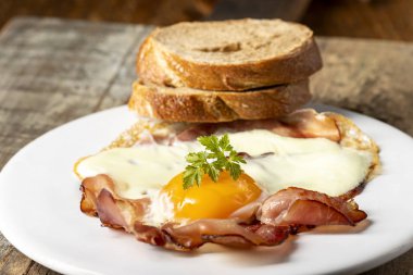 Yumurta güneşli tarafı tabakta