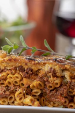 Yunan pastizio erişte tabağı peynirli 