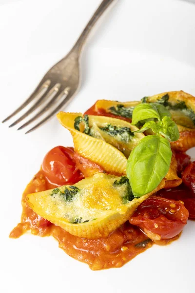Italiaanse Conchiglino Pasta Gevuld Met Spinazie — Stockfoto