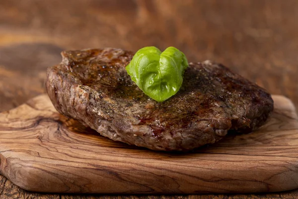 Überblick Über Ein Gegrilltes Steak Auf Holz — Stockfoto