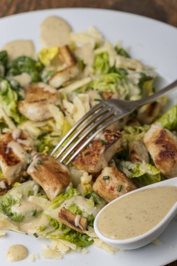 Tabaktaki sezar salatasının genel görünümü 