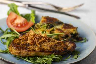 Kızarmış domuz bifteği ve marul. 