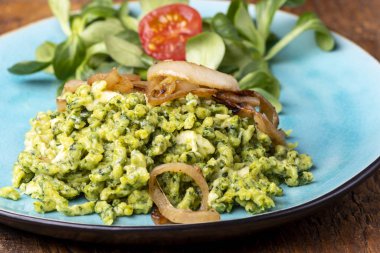 Mavi tabakta ıspanaklı spaetzle 