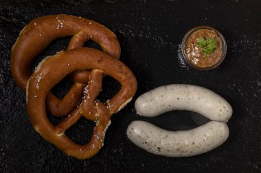 Bir çift Bavyera beyaz sosisi. 