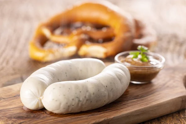 Bir çift Bavyera beyaz sosisi. 