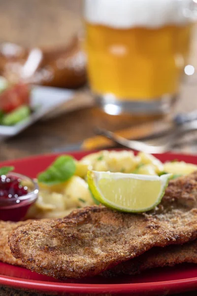 Wiener Schnitzel Met Aardappelsalade Een Bord — Stockfoto